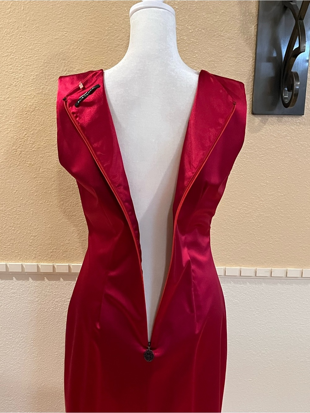 Elie Tahari silk dress. Twist waist. V-neck. Cocktail, formal, Red/ raspberry. 8 - Picture 6 of 14